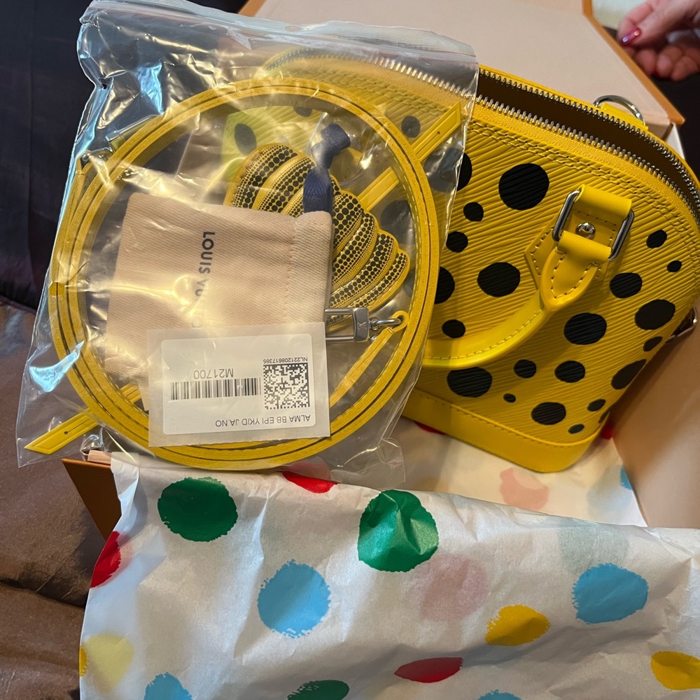 Louis Vuitton Yayoi Kusama Alma
BB bag yellow Infinity dots Epi
Leather M21700